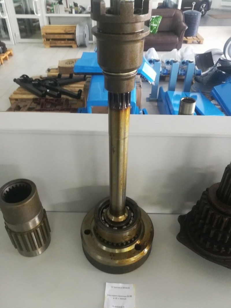 Шестерня коронная ВОМ в сб. с валом — 1