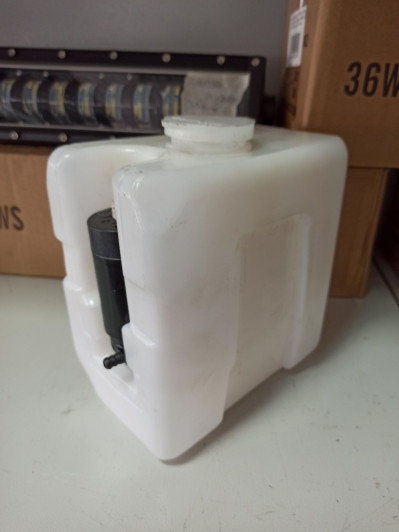 Бачок стеклоомывателя в сб. с мотором (тракторный)